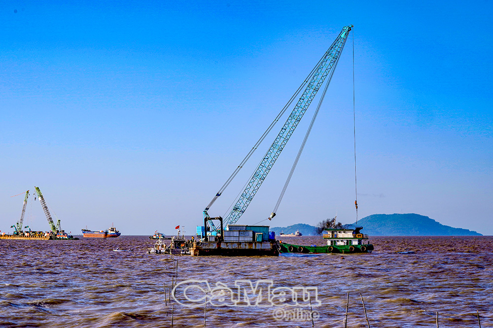 Toàn cảnh đại công trường Cảng Hòn Khoai nhìn từ hướng biển.                                               Ảnh: HUỲNH LÂM