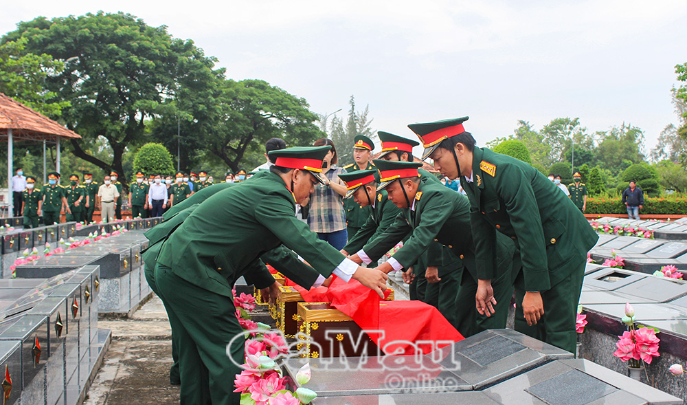 Nghĩa trang Liệt sĩ tỉnh tại xã Hoà Bình bắt đầu được xây dựng cuối những năm 70 thế kỷ XX. (Trong ảnh: Thực hiện nghi thức an táng hài cốt liệt sĩ).