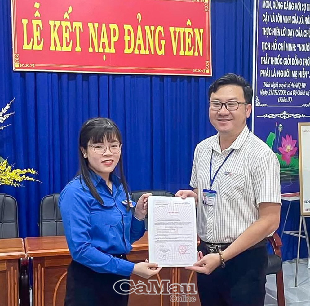 Nữ đoàn viên ưu tú Võ Cẩm Nha, thuộc Chi đoàn Hành chính Bệnh viện Ða khoa Ðầm Dơi, được kết nạp Ðảng dịp 3/2/2026.