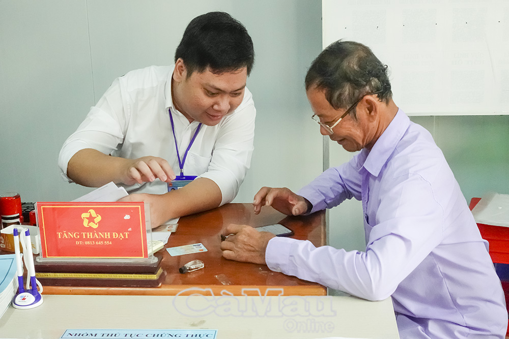 Ðược công chức hướng dẫn trực tiếp, ông Nguyễn Hoàng Nhịn tự thao tác nộp hồ sơ trên Cổng Dịch vụ công. 