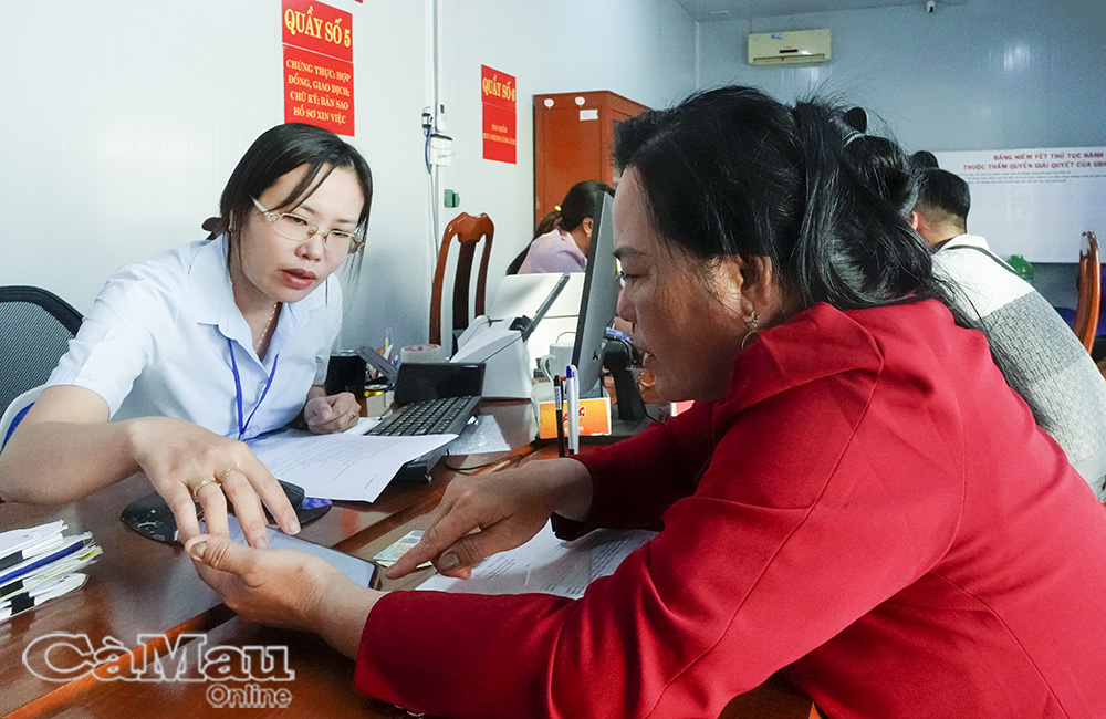 Công chức Trung tâm Phục vụ hành chính công xã Hưng Mỹ kiên trì hướng dẫn người dân thực hiện các thao tác trên Cổng Dịch vụ công.