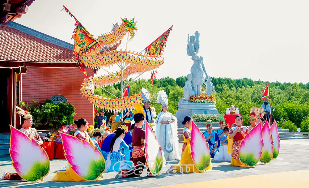 Cộng đồng cần được tham gia và hưởng lợi nhiều hơn từ các hoạt động lễ hội, di sản văn hoá phi vật thể. (Trong ảnh: Tiết mục văn nghệ tại Lễ Tri ân Ðức Quốc Tổ Lạc Long Quân và Quốc mẫu Âu Cơ tại Khu Du lịch Mũi Cà Mau).                                                                                                                               Ảnh minh hoạ