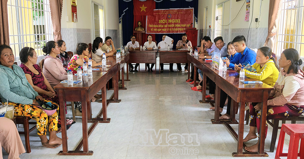 Trung tâm TGPL Nhà nước tỉnh tổ chức truyền thông TGPL tại Ấp 13, xã Vĩnh Hậu.