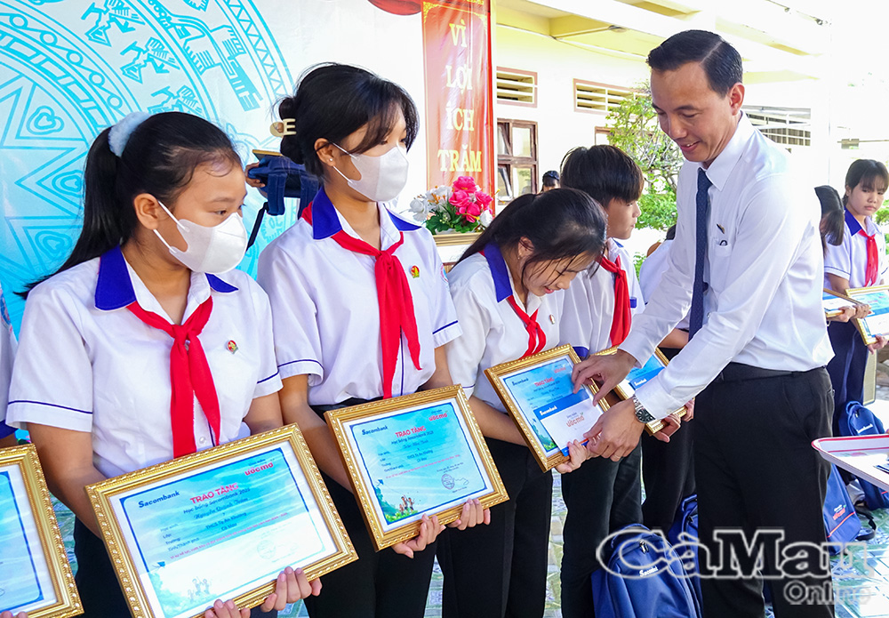 Ông Tăng Minh Kha, Phó Giám đốc Sacombank Chi nhánh Cà Mau, trao học bổng cho học sinh có hoàn cảnh khó khăn trên địa bàn Xã Tạ An Khương.