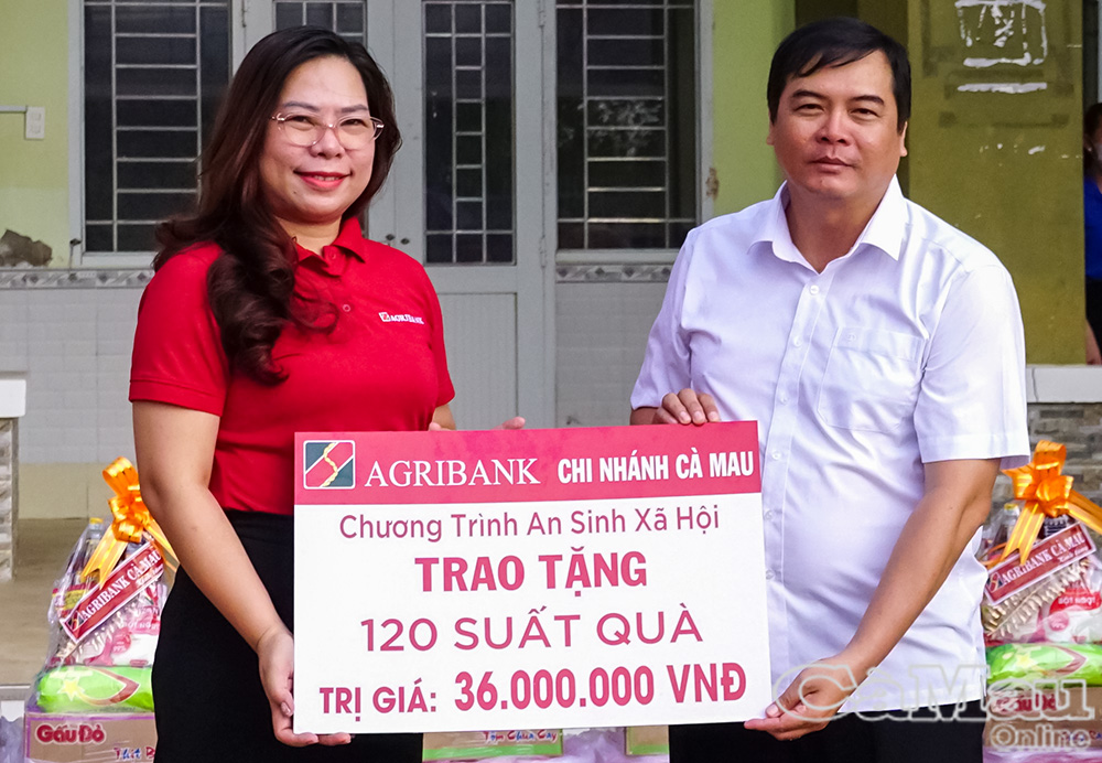 Agribank Cà Mau phối hợp với Phòng khám Ða khoa Hồng Ðức tổ chức khám sức khoẻ và tặng quà người dân có hoàn cảnh khó khăn.