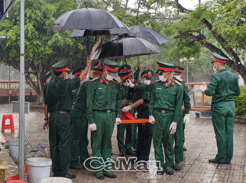 Dưới cơn mưa, công việc khai quật và lấy mẫu sinh phẩm vẫn diễn ra âm thầm, gấp rút.