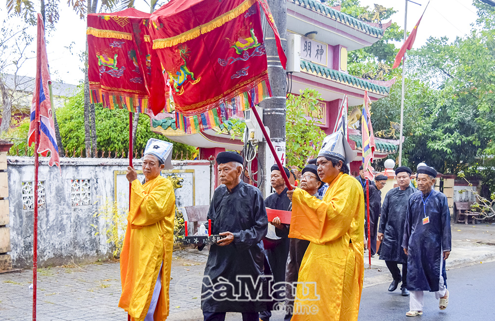 Nghi thức rước sắc thần là nghi lễ quan trọng trong lễ Kỳ yên, gắn liền với di sản tư liệu tại địa phương.