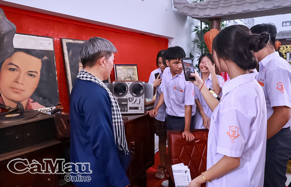 Kỷ lục gia Huỳnh Minh Hiệp giới thiệu các hiện vật với học sinh tham quan.