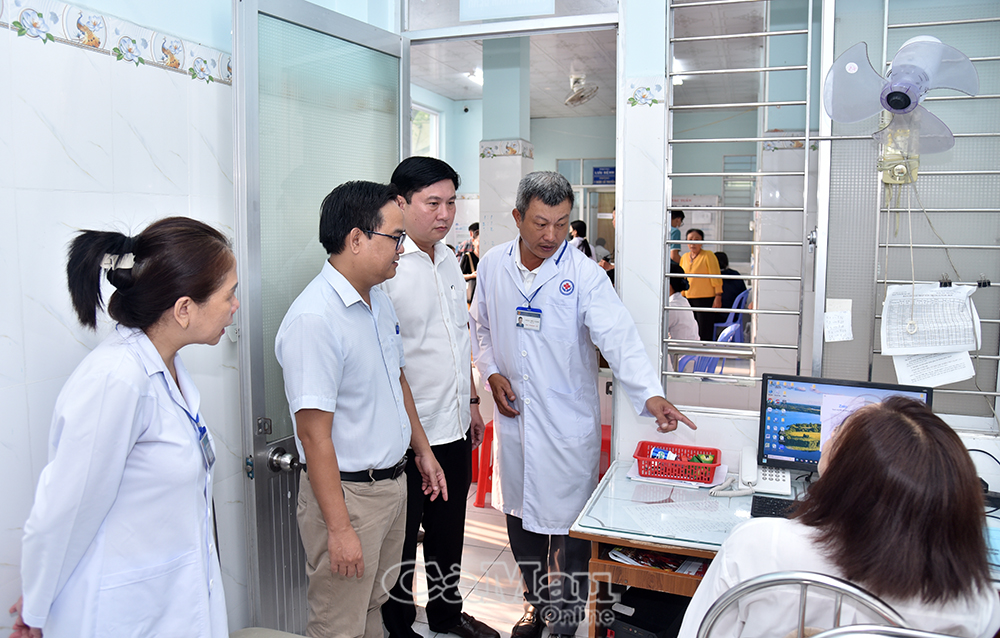 Lãnh đạo phường Bạc Liêu tham quan quy trình khám, chữa bệnh BHYT tại Trạm Y tế phường.