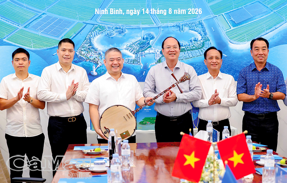 Bí thư Tỉnh uỷ Cà Mau Nguyễn Hồ Hải trao tặng ông Nguyễn Văn Thiện, Chủ tịch Tập đoàn Xuân Thiện cây đờn kìm - biểu tượng văn hoá của vùng đất địa đầu cực Nam Tổ quốc, trong chuyến làm việc tại tỉnh Ninh Bình, ngày 14/8/2026. 	Ảnh: TIẾN LUẬN