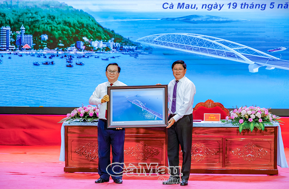 Phó Chủ tịch UBND tỉnh Lê Văn Sử (bìa phải) tặng quà lưu niệm là bức tranh phối cảnh công trình cầu vượt biển ra đảo Hòn Khoai đến lãnh đạo Trường Ðại học Bà Rịa - Vũng Tàu tại hội thảo ngày 19/5/2026. 						       Ảnh: HỒNG PHƯỢNG