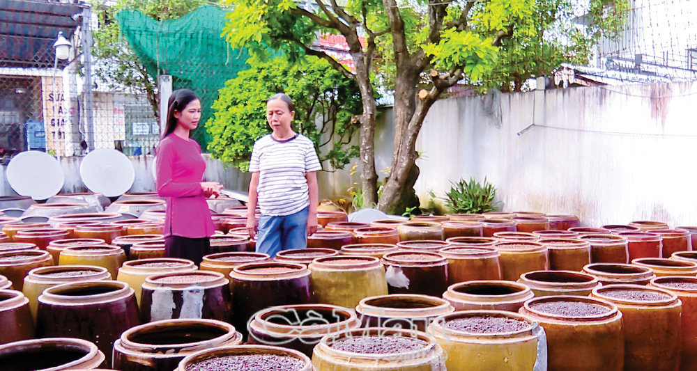 Bà Trần Thị Út kể về câu chuyện lò tương 100 năm của gia đình.