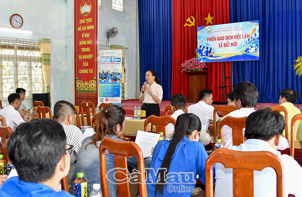 Bà Quách Thanh Thoảng, Giám đốc Trung tâm Dịch vụ Việc làm tỉnh tư vấn, thông tin trực tiếp về thị trường lao động và các chính sách hỗ trợ việc làm cho người dân tại xã Đất Mới.