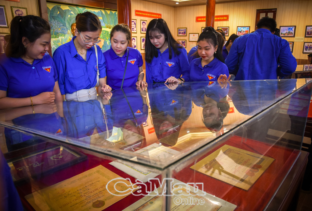 Ðoàn viên, thanh niên tham quan, tìm hiểu tư liệu, hiện vật lịch sử và tài liệu trưng bày tại không gian truyền thống Khu di tích Căn cứ Tỉnh uỷ tại Lung Lá - Nhà Thể, Xã Lương Thế Trân.