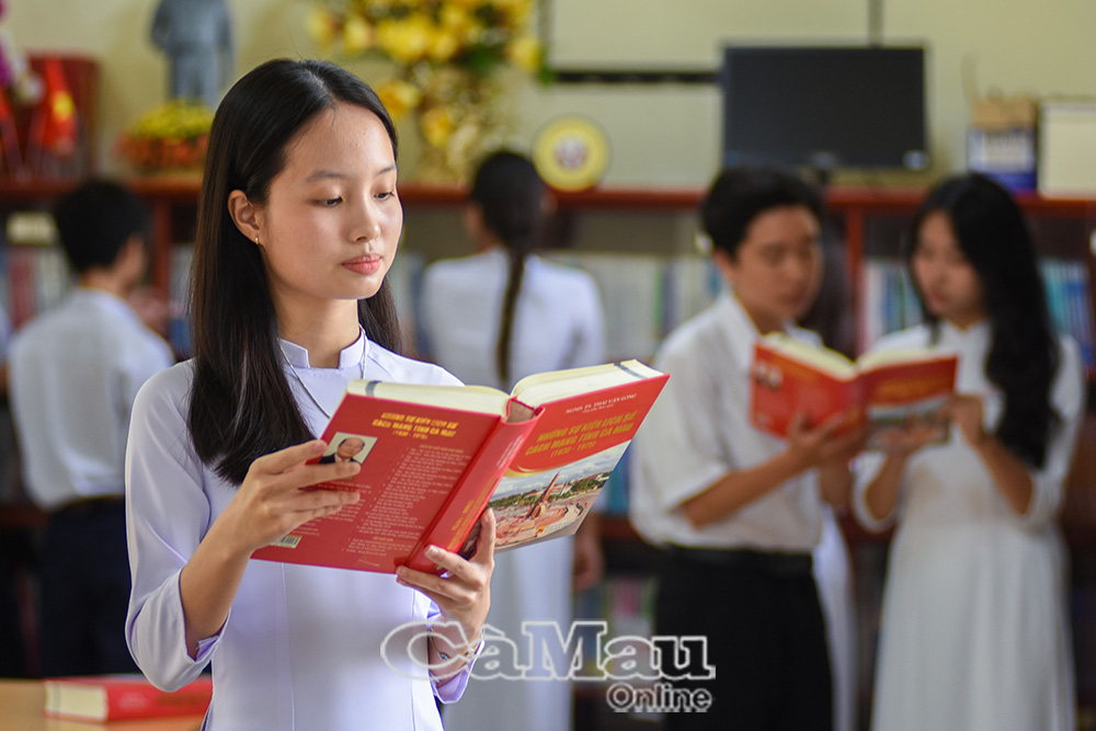 Không gian đọc tại thư viện trường học tạo điều kiện cho học sinh tìm hiểu tài liệu về lịch sử, địa lý và văn hoá địa phương.
