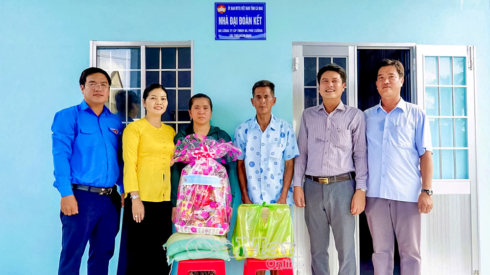 Uỷ ban MTTQ Việt Nam xã Hưng Mỹ bàn giao nhà Ðại đoàn kết và trao quà cho gia đình ông Lê Trường Giang (ấp Rau Dừa), giúp gia đình ổn định chỗ ở, từng bước vươn lên trong cuộc sống.