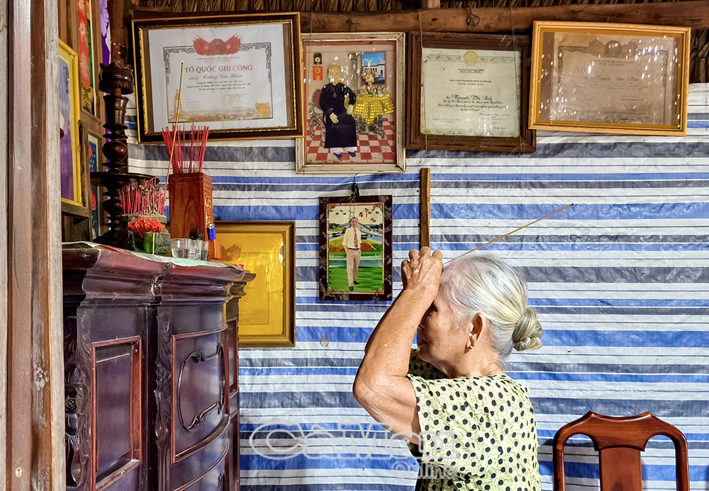 Cụ bà Nguyễn Thị Sáu vẫn luôn mong tìm được hài cốt anh trai, dù biết điều đó rất khó.