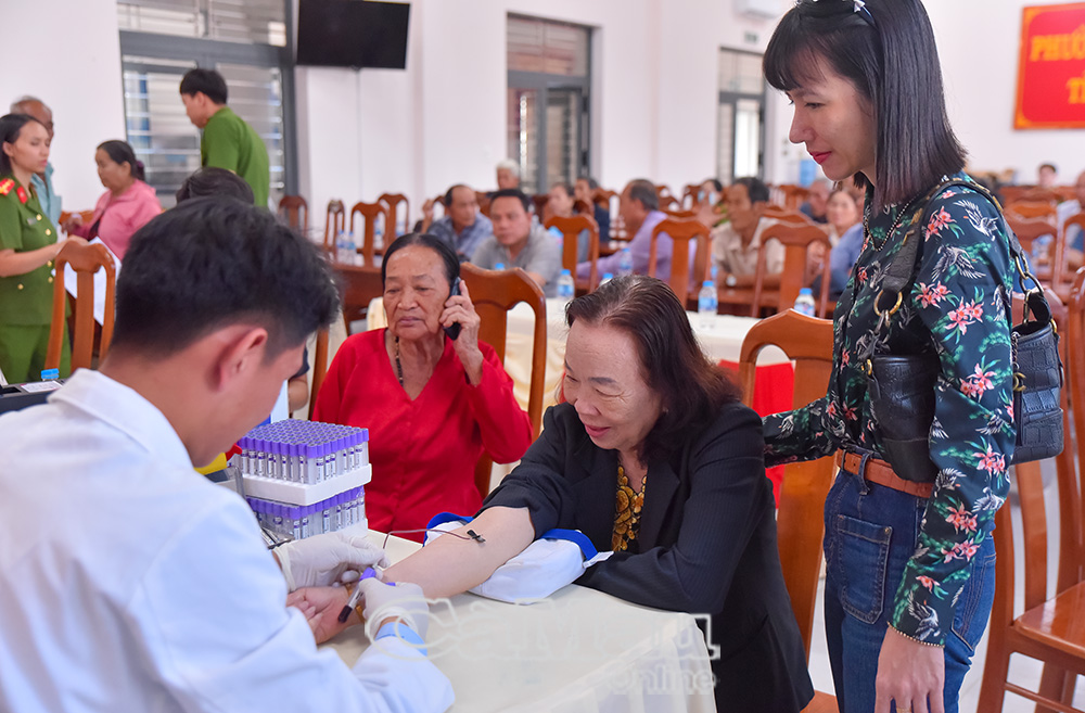 Sau nước mắt là nụ cười hy vọng của bà Huỳnh Công Dung khi được lấy mẫu ADN để tìm lại hài cốt người anh trai.