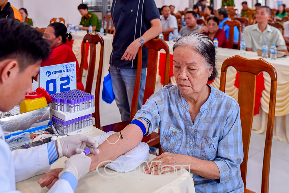 Bà Lê Thị Thanh Hoa tham gia thu thập mẫu ADN để tìm lại hài cốt người cậu ruột - Liệt sĩ Trần Tấn Tài.