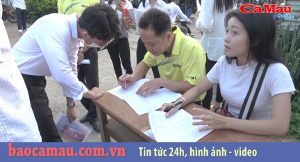 Thí sinh thoải mái sau môn thi đầu tiên tại Trần Văn Thời và Đầm Dơi