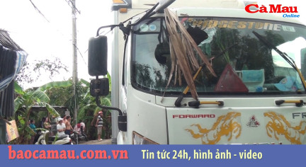 Cà Mau: Xe tải đâm vào nhà dân ở Trần Văn Thời