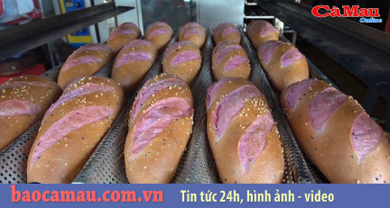 Cà Mau: Ấn tượng bánh mì thanh long