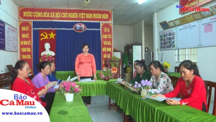 Phụ nữ thị trấn Sông Đốc tích cực bảo vệ môi trường