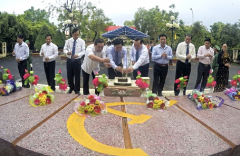 Lãnh đạo tỉnh dâng hoa, dâng hương tưởng nhớ các anh hùng liệt sĩ
