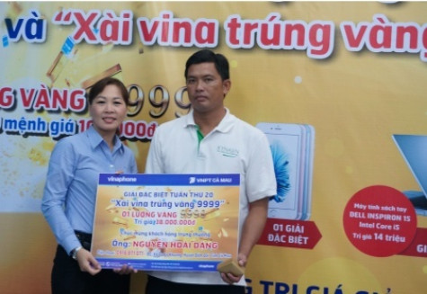 Trao thưởng chương trình ”Xài Vina trúng vàng 9999”