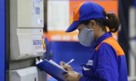 Xăng tăng giá hơn 900 đồng/lít