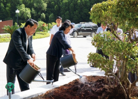 "Vượt qua khó khăn, thách thức giữ vững sự phát triển bền vững"