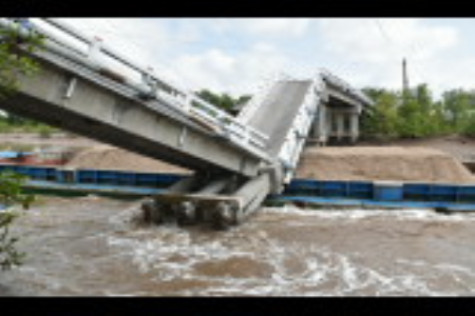 Sà lan đâm sập cầu, hai người bị thương nặng