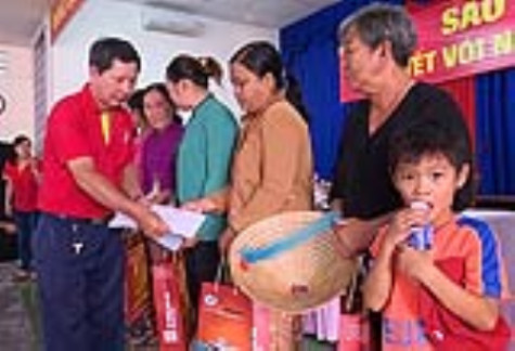 Tập đoàn Sao Mai tặng quà Tết cho 200 hộ nghèo