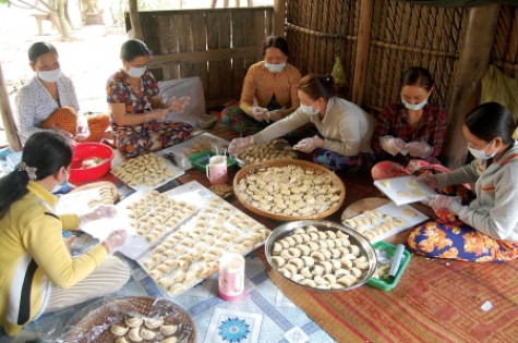 Tăng thu nhập từ làm bánh Tết