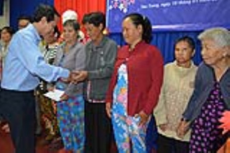 BIDV tặng quà 20 hộ nghèo xã Tân Trung