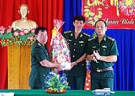 Chúc Tết Đồn Biên phòng Tân Tiến và Đất Mũi