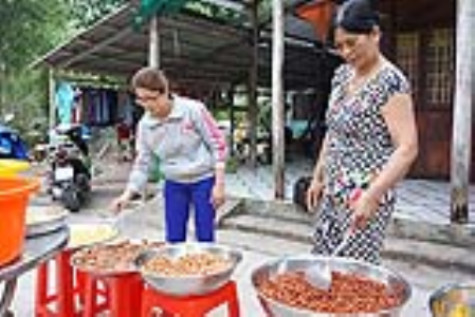 Nghề làm mứt thủ công được mùa