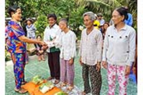 Thăm, chúc tết, trao quà hộ nghèo