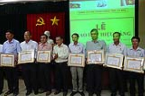 Trao 37 Huy hiệu Đảng cho các đảng viên