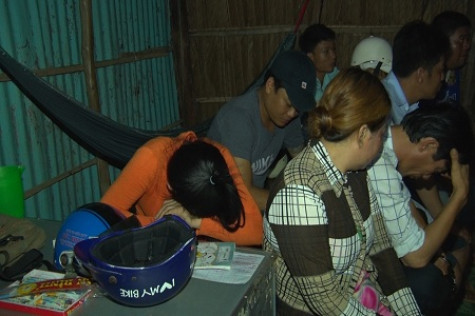Bắt 13 đối tượng đánh bài ăn tiền