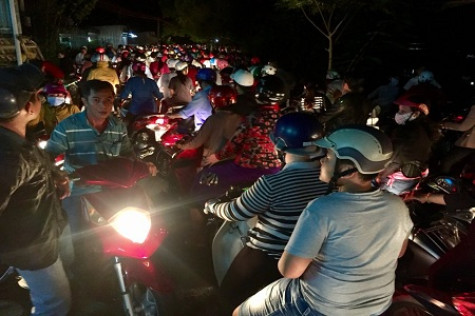 Kẹt xe trên đường lễ chùa