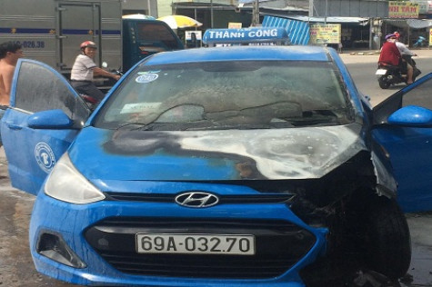 Cháy xe taxi trên Quốc lộ 1