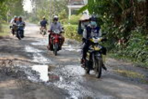 Đường về trung tâm xã Tân Hưng hư hỏng nặng