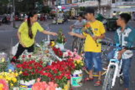 Giá hoa tươi tăng vọt dịp 8/3