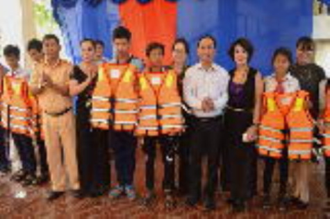 Tặng phao cho học sinh xã Đất Mũi