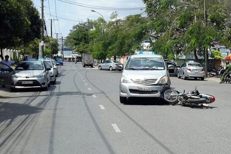 Taxi chạy sai làn đường gây tai nạn
