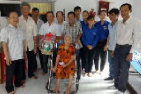 TAND tỉnh thăm và tặng quà Mẹ Việt Nam Anh hùng