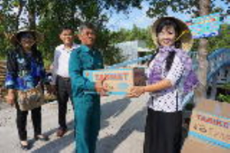 Thăm, tặng quà lực lượng giữ rừng