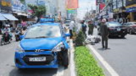 Taxi tông mô tô, một người bị thương nặng