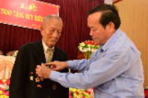 Trao Huy hiệu 70 năm tuổi Đảng cho đồng chí Nguyễn Văn Đông